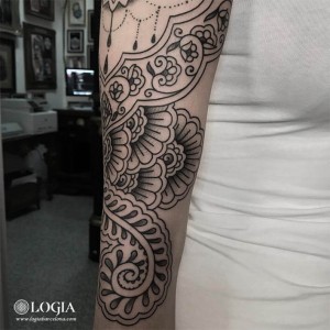 tatuaje-brazo-flores-mandala-logia-barcelona-Laia    